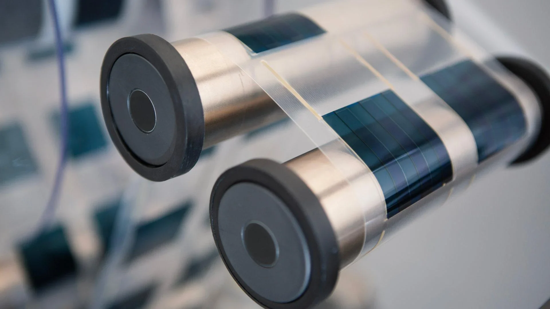 تكنولوجيا خلايا Epishine الشمسية تشحن ريموت Google TV ذاتياً باستخدام الضوء الداخلي 