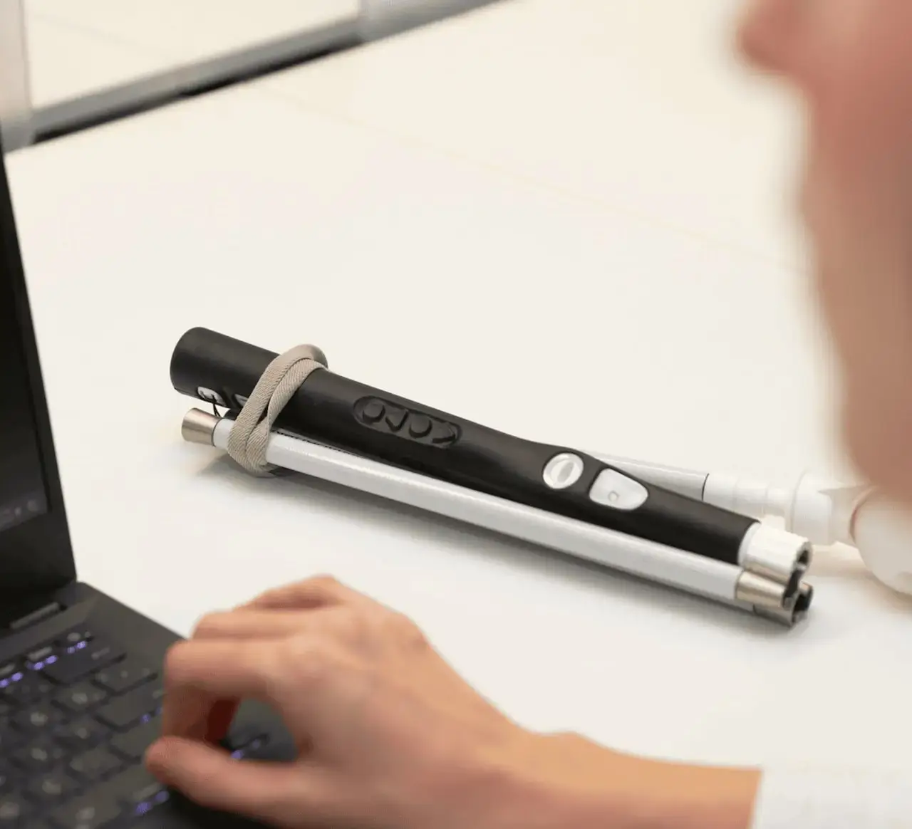 عصا WeWALK Smart Cane 2 الذكية توفر توجيهًا صوتيًا آمنًا في التنقل الخارجي