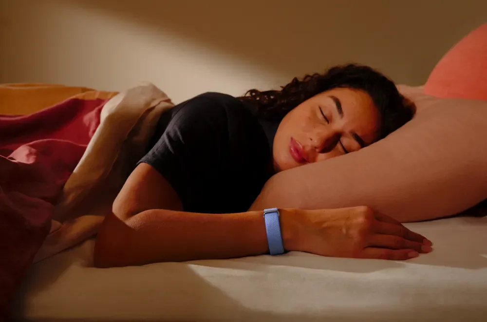 منتج Fitbit Air يتتبع صحتك على مدار الساعة دون شاشة وبسعر 100 دولار فقط