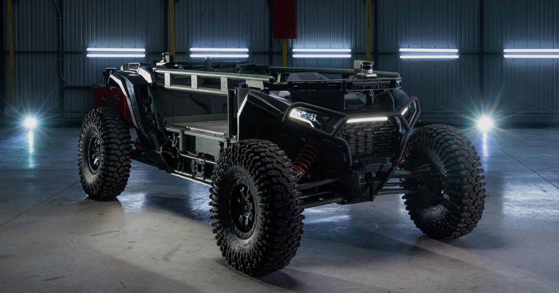 مركبة Overland AI ULTRA البرية المستقلة تتحرك في أخطر التضاريس دون سائق