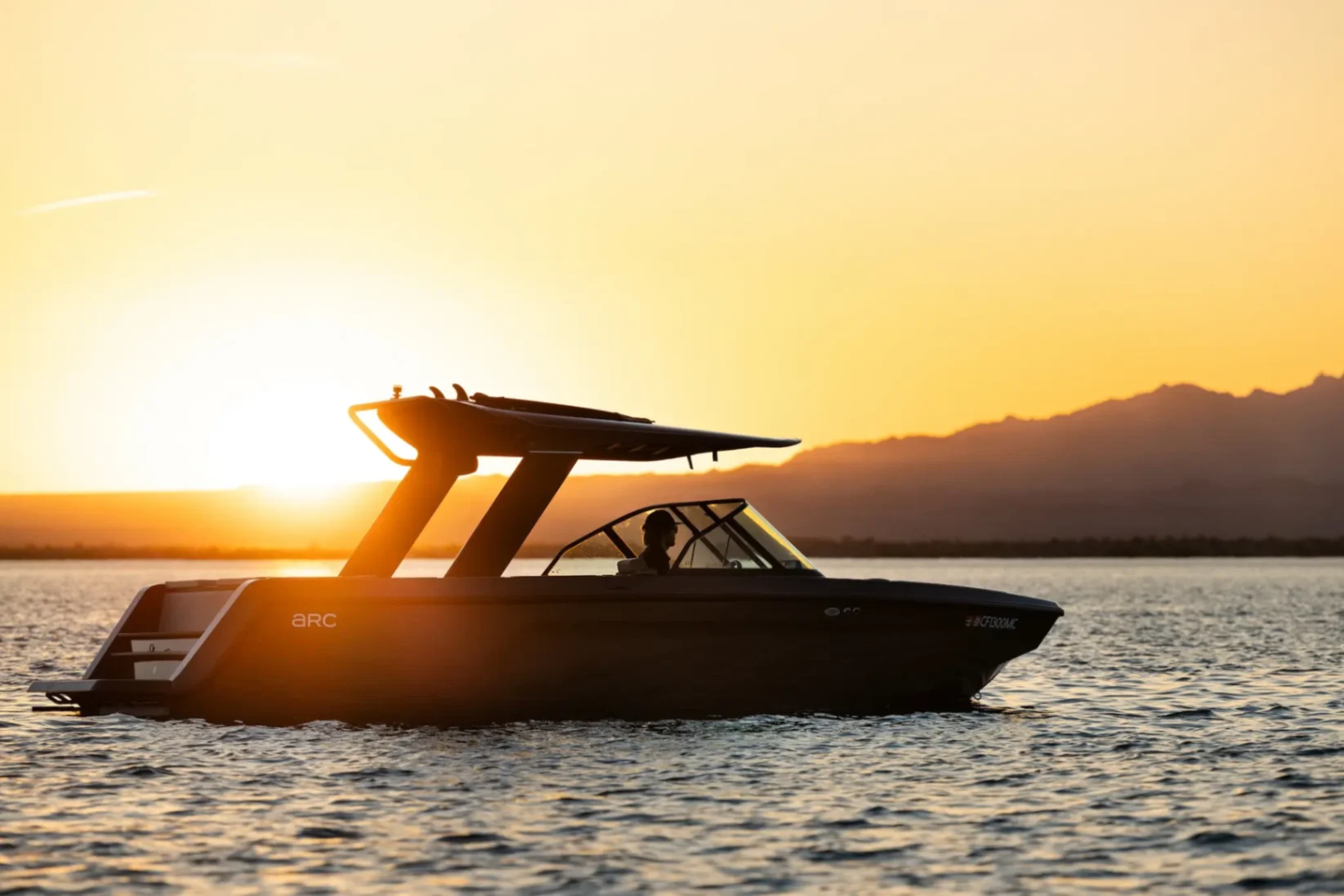 قارب Arc Sport الكهربائي يجعل البحيرة تبدو مختلفة إلى الأبد