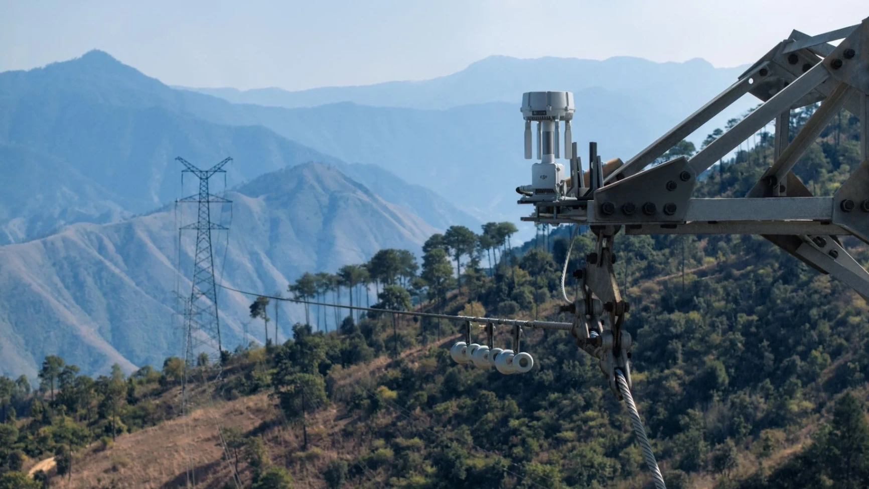 محطة DJI O4 توصل إشارة الطائرة بعيداً