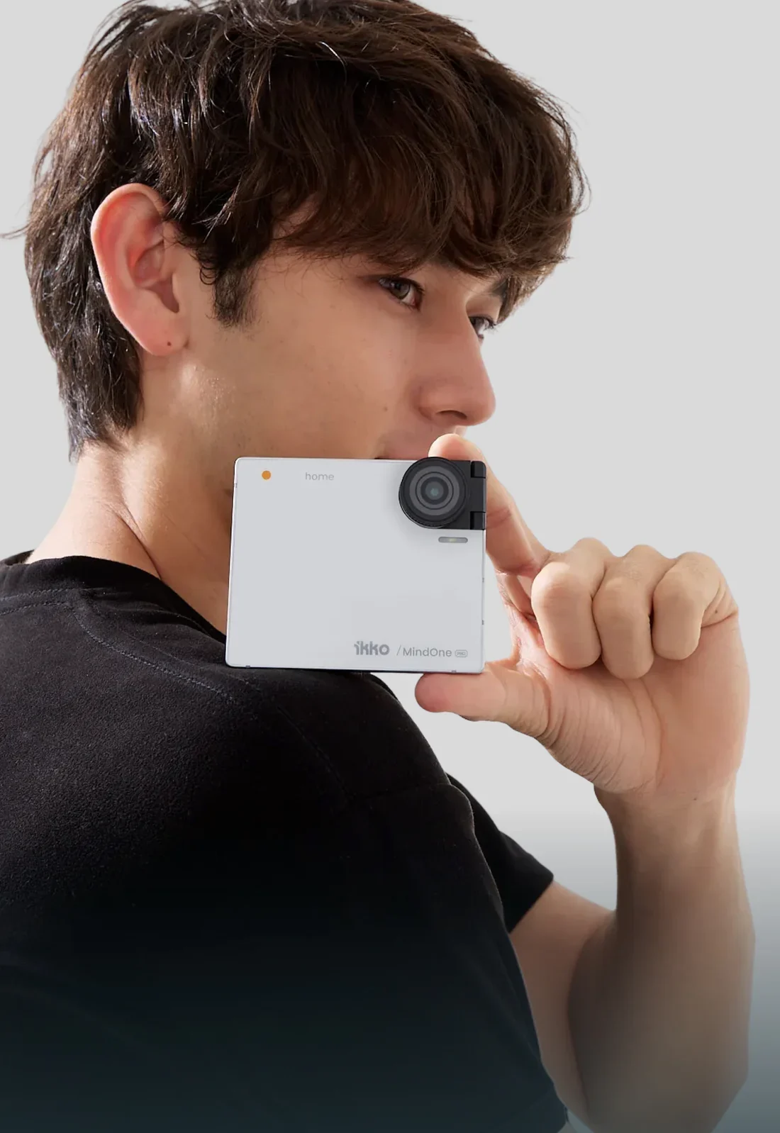 يتضمن هاتف MindOne Pro الذكي بحجم البطاقة إنترنت مدمج