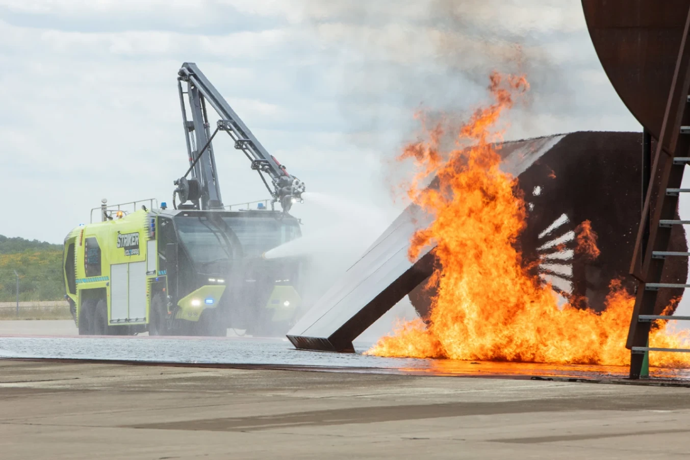 The Airport Fire Truck That Runs on Electricity and Gets There 28% Faster