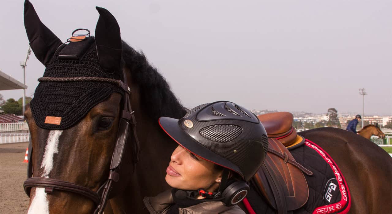 سماعات HorseCom الذكية تُعزز تدريب الخيول من خلال الدعم الصوتي